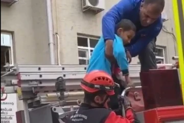 İzmir’de aile sağlığı merkezinde korkutan yangın: 3’ü çocuk 13 kişi kurtarıldı
