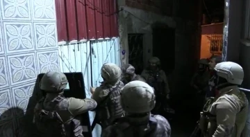 İzmir’de aranan kişilere film gibi operasyon: 29 gözaltı
