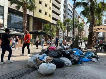 İzmir’de belediye işçileri iş bıraktı, dağ gibi çöp birikti
