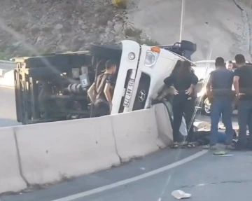 İzmir’de beton bariyerlere çarpan sürücü hayatını kaybetti
