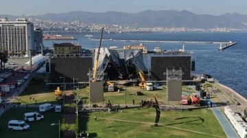 İzmir’de çöken sahne havadan görüntülendi
