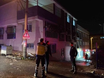 İzmir’de dini içerikli kitapları ve eşyalarını yakarak balkondan aşağı atan kadın, daha sonra da kendi evini yaktı
