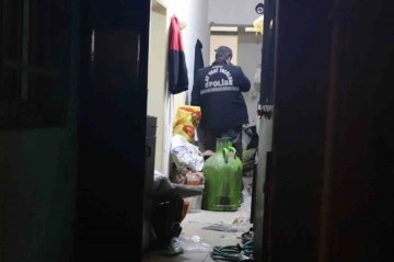 İzmir'de Evde Bıçakla Yaralanan Adam Hayatını Kaybetti