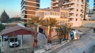 İzmir’de faciadan dönüldü: Freni boşalan kamyon 112 binasının duvarını yıktı
