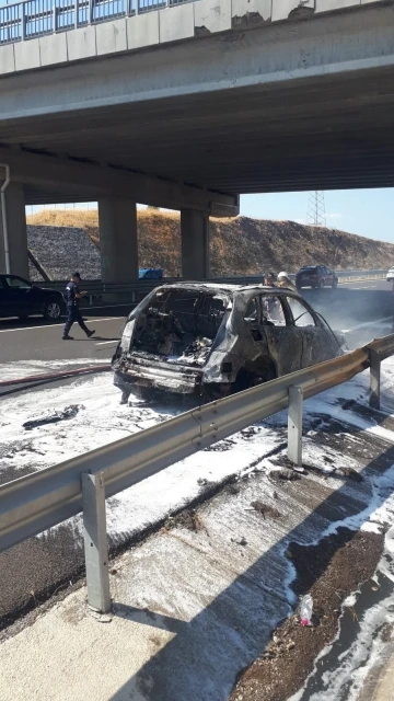 İzmir’de gurbetçi ailenin otomobili yandı
