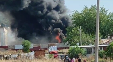 İzmir’de hurda deposunda korkutan yangın
