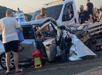 İzmir’de iki aracın çarpıştığı kazada ölenlerin sayısı 2’ye yükseldi
