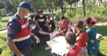 İzmir’de jandarma 794 düzensiz göçmen ve 7 organizatör yakaladı
