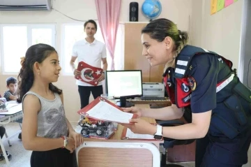 İzmir’de jandarma ekipleri öğrencilerin karne sevincine ortak oldu
