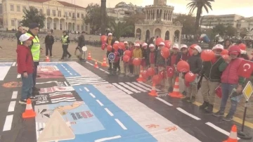 İzmir’de jandarma ile öğrenciler bir araya geldi
