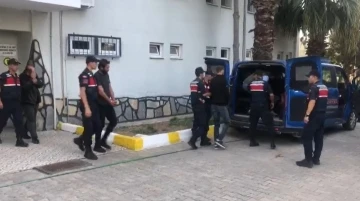 İzmir’de jandarmanın yakaladığı 6 insan kaçakçısı tutuklandı
