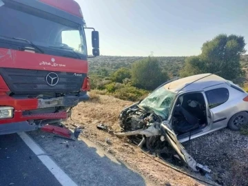 İzmir’de kamyonla çarpışan otomobil hurdaya döndü: 2 ağır yaralı
