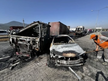 İzmir’de kaza yapan 3 araç yanarak küle döndü: 6 yaralı
