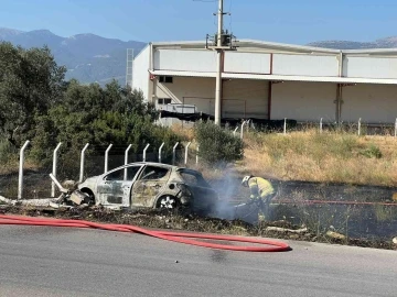 İzmir’de kaza yapan araçta çıkan yangın otluk alana sıçradı
