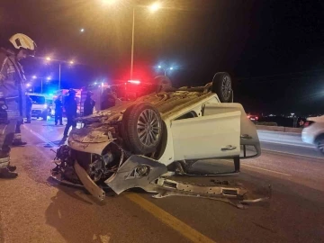 İzmir’de kontrolden çıkan otomobil refüje çarpıp takla attı: 4 yaralı
