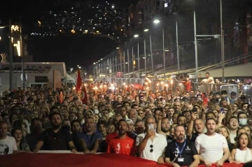 İzmir’de kurtuluşun 100’üncü yılı fener alayıyla sürdü
