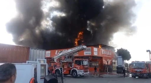 İzmir’de lastikçi dükkanında yangın
