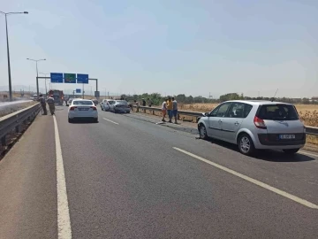 İzmir’de orta refüjde yangın çıktı, 4 araç birbirine girdi
