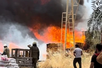 İzmir’de palet depolarında yangın: 3 iş yeri yandı
