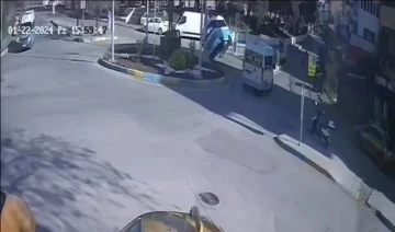 İzmir’de servis aracıyla çarpışan yolcu minibüsü devrildi: O anlar kamerada

