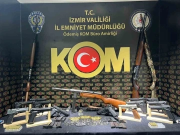 İzmir’de silah tacirlerine baskın: 5 gözaltı
