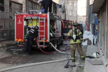 İzmir’de sünger atölyesinde korkutan yangın
