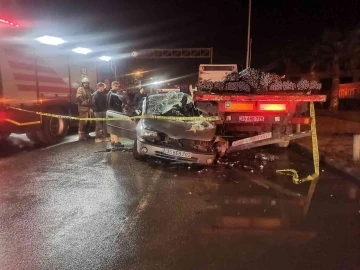 İzmir’de tıra çarpan otomobil hurdaya döndü: 1 ölü
