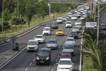 İzmir’de trafiğe kayıtlı araç sayısı yüzde 4,5 arttı
