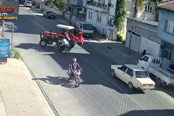 İzmir’de traktör ile motosikletin karıştığı kaza kamerada
