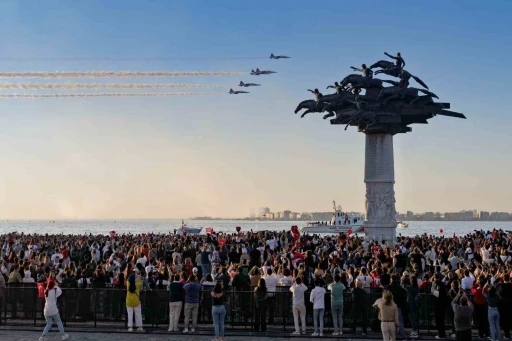 İzmir’de Türk Yıldızları’nın gösterisi nefes kesti
