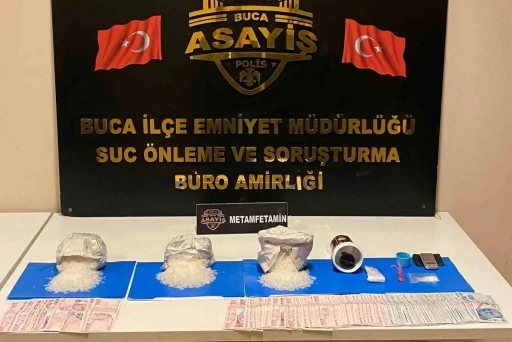 İzmir’de uyuşturucuya 2 gözaltı
