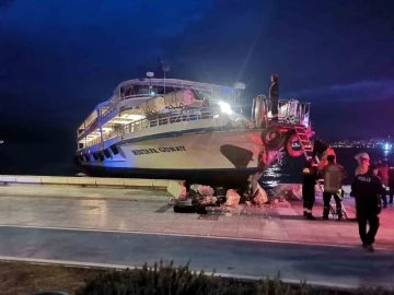 İzmir’de vapur karaya çarptı, yolcular büyük panik yaşadı
