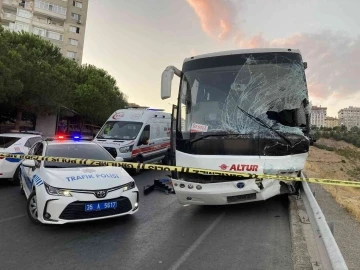 İzmir’de yolcu minibüsü ile servis aracı çarpıştı: 1 ölü, 6 yaralı
