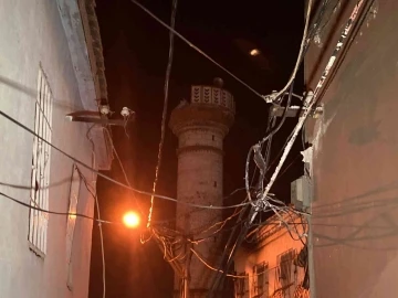 İzmir’deki depremde bir caminin minaresi yıkıldı
