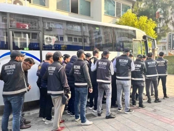 İzmir’deki FETÖ’ye kıskaç operasyonunda 28 tutuklama
