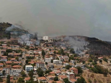 İzmir’deki orman yangını yerleşim yerlerine sıçradı: Bazı evler kül oldu
