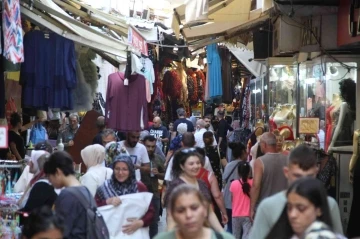 İzmir’deki Tarihi Kemeraltı Çarşısı’nda bayram hareketliliği
