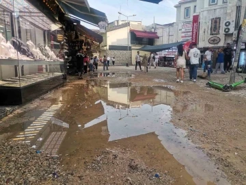 İzmir’i sağanak vurdu: Cadde ve sokaklar göle döndü
