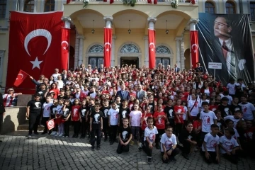 İzmir İl Milli Eğitim Müdürlüğü, Cumhuriyet’imizin 100. yılı kutlamalarını meydanlara taşıdı
