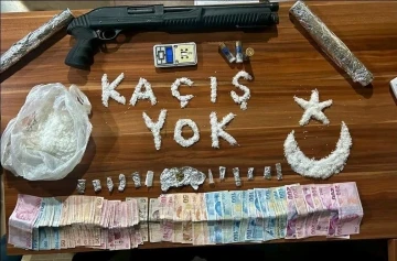 İzmir polisi uyuşturucu tacirlerini ’ŞUT’ladı
