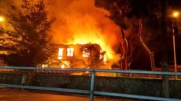 İzmir&rsquo;de 2 katlı bina alev alev yandı