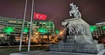 İzmir’de bayraklar yarıya indirildi