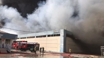 İzmir'de fabrika yangını çıktı. Yangına müdahale edilirken yangın 2 işletmeye daha sıçradı