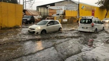 İzmir'de sağanak: Caddeler göle döndü