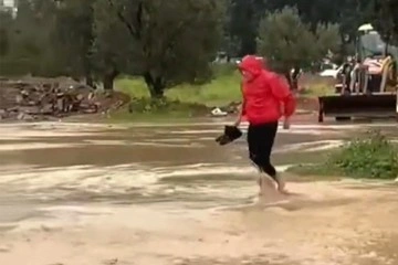 İzmir'de sağanak yağış caddeleri göle çevirdi