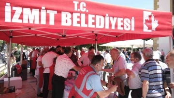 İzmit Belediyesi, şehitler için helva ve cüz dağıttı
