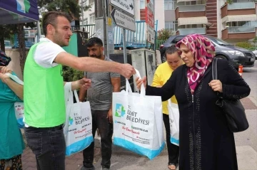 İzmit Belediyesi, ürettiği ürünleri vatandaşlara dağıtıyor
