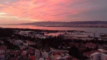 İzmit Körfezi ile birleşen gökyüzünün rengi mest etti
