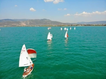 İznik Gölü’nde rüzgara karşı kıyasıya mücadele başladı
