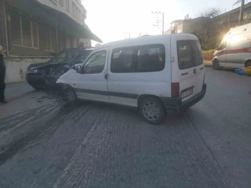 İznik’te otomobiller kafa kafaya çarpıştı: 2 yaralı
